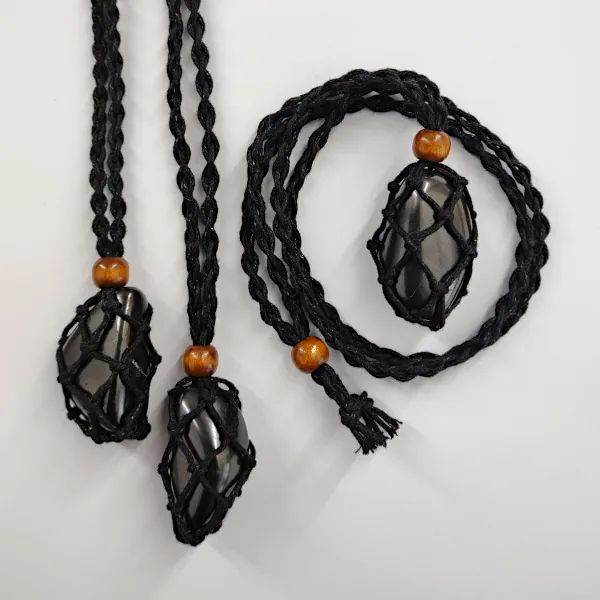 Shungiet getrommeld (ca.4-5cm) in macramé hanger zwart